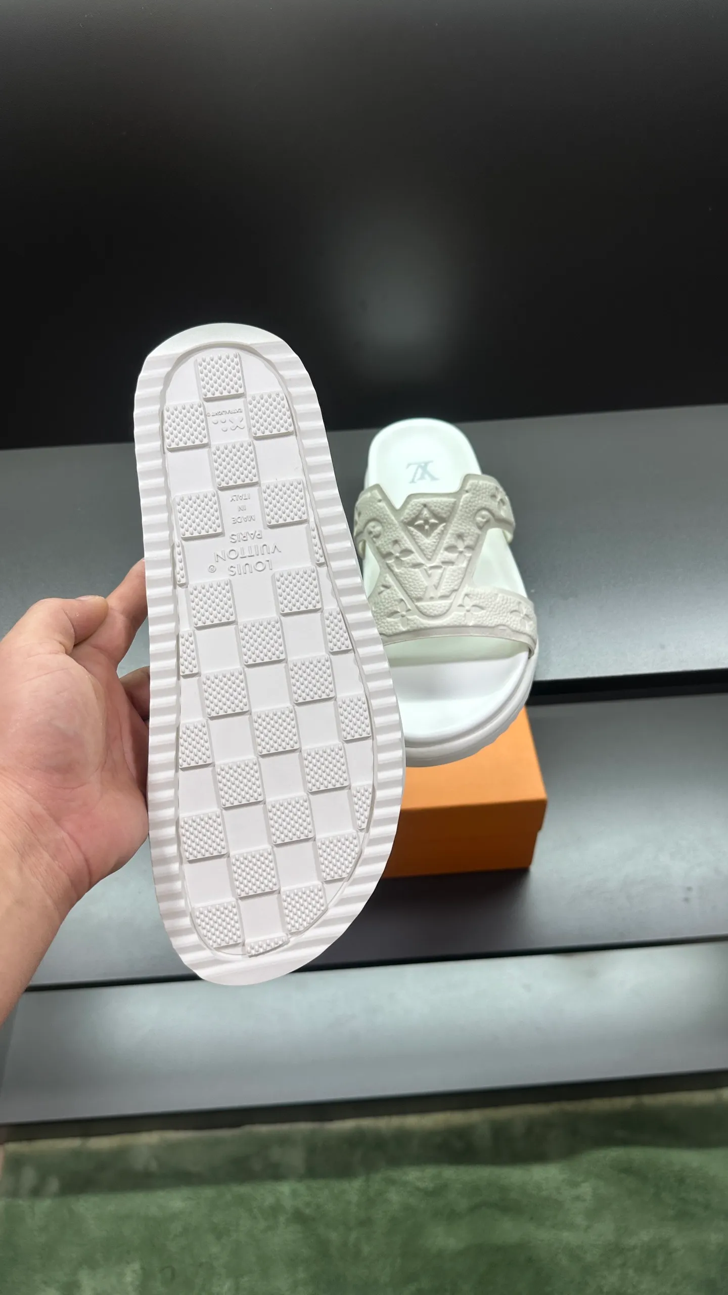 P320 🔍LV Men's Spring and Summer Slippers Counter Synchronization. The uppers are imported cowhide fabric from Italy, with logo graphics and high-quality craftsmanship. The soles are: original soles specially provided by the original factory. The exclusive movable molded soles are super comfortable. The original factory follows the order. 🔍🔍High quality. You can enter and leave the counter at will. Welcome to compare. Code number 38-45 No. 058